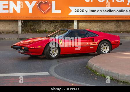 Old Red Ferrari 308 GTS von Pininfarina unterwegs. Seitenansicht. Stockfoto