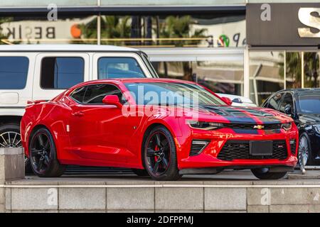 Rot Chevrolet Camaro ZL1 Kompressoraufladung Muskel-Auto mit schwarzem Streifen auf der Kapuze. Seitenansicht. Stockfoto