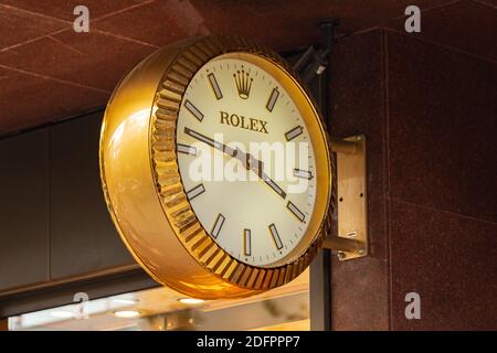 Rolex-Schild mit Wanduhr an der Vorderseite des Rolex Stores. Nisantasi, Türkei. Stockfoto