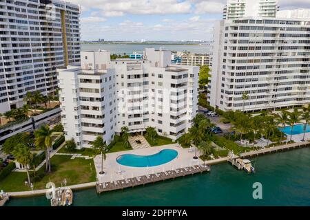 Belle Towers Condo Gebäude Miami Beach FL Wasser Seite zeigt Pool Stockfoto