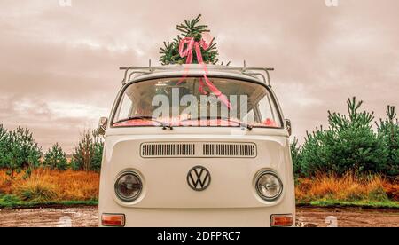 1972 VW Bay Window Campervan geparkt mit Weihnachtsbaum auf Dach. Stockfoto