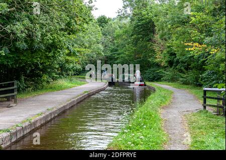 Wasserstraße nach Pontcysyllte Aqueduct, führt Wasser des Llangollen Kanals über den Fluss Dee im Tal von Llangollen im Nordosten von Wales. VEREINIGTES KÖNIGREICH Stockfoto