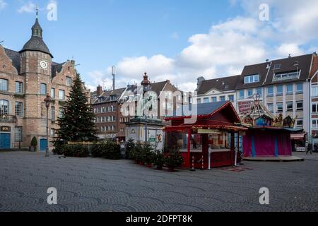 Stiller Weihnachtsmarkt, Weihnachtsmarkt auf dem Marktplatz vor dem alten Rathaus in Düsseldorf, Deutschland während der Sperrung durch Epidemie COVID-19. Stockfoto
