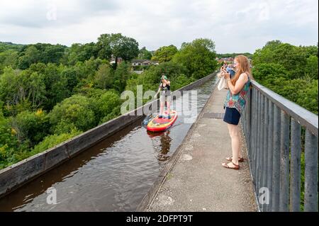 08-08-2020, Pontcysyllte Aqueduct, Wales, Großbritannien. Frau auf Paddelbrett über den Fluss Dee im Llangollen Kanal über das Tal von Llangollen. Stockfoto