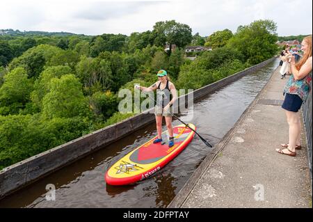 08-08-2020, Pontcysyllte Aqueduct, Wales, Großbritannien. Frau auf Paddelbrett über den Fluss Dee im Llangollen Kanal über das Tal von Llangollen. Stockfoto