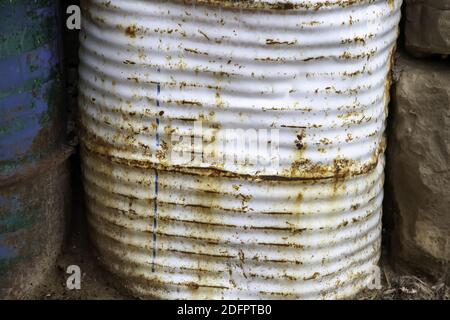 Rostigen industriellen Trommeln in Unternehmen, Herstellung und Verpackung, Geschäft Stockfoto