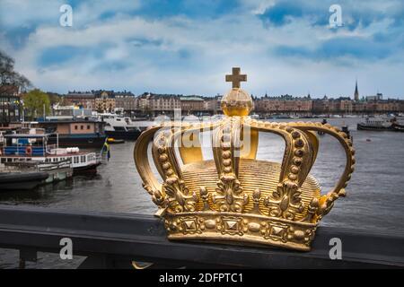 Die vergoldete schwedische Krone auf der Brücke in Stockholm Stockfoto