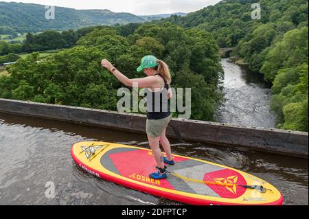 08-08-2020, Pontcysyllte Aqueduct, Wales, Großbritannien. Frau auf Paddelbrett über den Fluss Dee im Llangollen Kanal über das Tal von Llangollen. Stockfoto