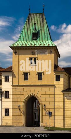 Eintritt in das Gebiet des Bischofspalastes in der Stadt Kromeriz. Tschechische Republik Stockfoto