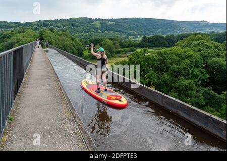 08-08-2020, Pontcysyllte Aqueduct, Wales, Großbritannien. Frau auf Paddelbrett über den Fluss Dee im Llangollen Kanal über das Tal von Llangollen. Stockfoto