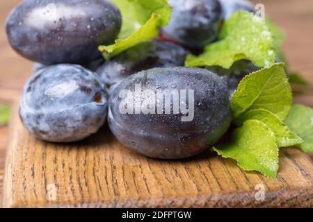 Pflaumen. Frische reife gewaschene Pflaumen aus nächster Nähe. Stockfoto