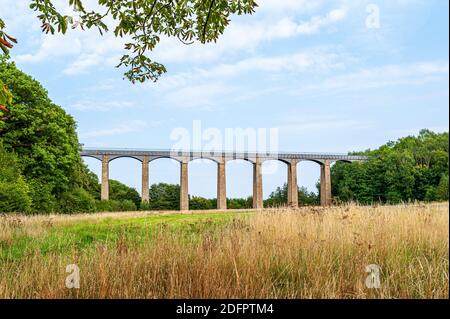 Schiffbare Pontcysyllte Aquädukt, trägt die Llangollen Kanal Gewässer über den Fluss Dee im Tal von Llangollen im Nordosten von Wales. Stockfoto