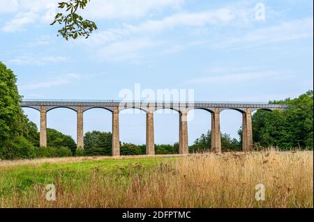 Schiffbare Pontcysyllte Aquädukt, trägt die Llangollen Kanal Gewässer über den Fluss Dee im Tal von Llangollen im Nordosten von Wales. Stockfoto