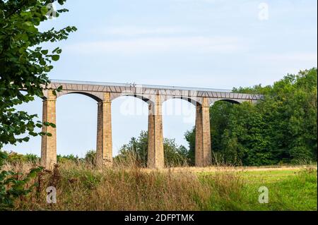 Schiffbare Pontcysyllte Aquädukt, trägt die Llangollen Kanal Gewässer über den Fluss Dee im Tal von Llangollen im Nordosten von Wales. Stockfoto