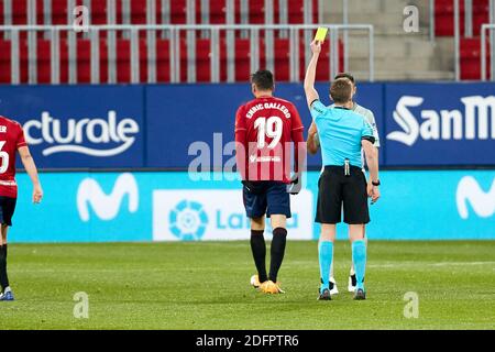 Victor Ruiz (Verteidiger; Real Betis) erhält eine gelbe Karte während des spanischen Fußballs von La Liga Santander, Spiel zwischen CA Osasuna und Real Betis im El Sadar Stadion, in Pamplona. Endergebnis; CA Osasuna 0:2 Real Betis) Stockfoto