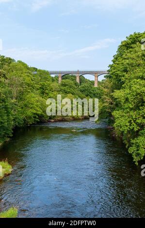 Schiffbare Pontcysyllte Aquädukt, trägt die Llangollen Kanal Gewässer über den Fluss Dee im Tal von Llangollen im Nordosten von Wales. Stockfoto