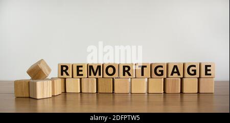 Symbol für Neuvertgung. Wort 'Hypothek' auf Holzblöcken geschrieben. Business- und Remortgage-Konzept. Speicherplatz kopieren. Schöner Holztisch, weißer Hintergrund. Stockfoto