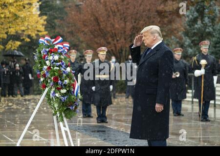 Arlington, Vereinigte Staaten Von Amerika. November 2020. Präsident Donald J. Trump grüßt während der National Veterans Day Observance Mittwoch, 11. November 2020, auf dem Arlington National Cemetery in Arlington, VA Menschen: Präsident Donald J. Trump Kredit: Storms Media Group/Alamy Live News Stockfoto