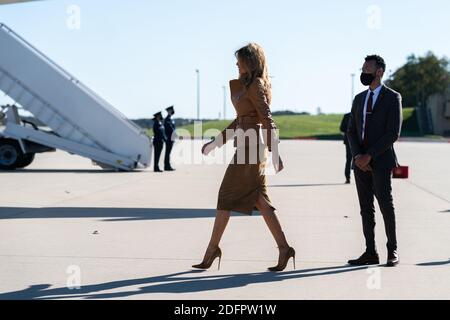 Washington, Vereinigte Staaten Von Amerika. November 2020. First Lady Melania Trump geht über die Asphaltbahn an der Joint Base Andrews, MD. Sonntag, 1. November 2020, bevor sie an Bord von Bright Star geht, um ihre Reise nach North Carolina zu beginnen. Personen: First Lady Melania Trump Kredit: Storms Media Group/Alamy Live News Stockfoto