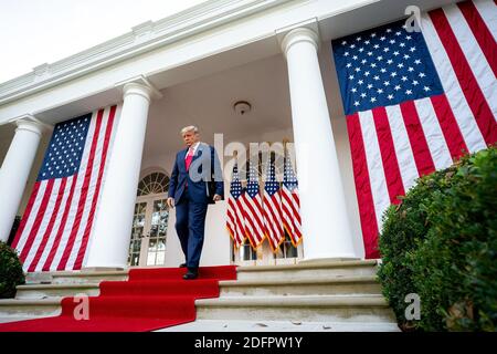 Washington, Vereinigte Staaten Von Amerika. November 2020. Präsident Donald J. Trump kommt, um am Freitag, den 13. November 2020, im Rosengarten des Weißen Hauses ein Update über die Entwicklung des Coronavirus-Impfstoffs und die Operation Warp Speed zu liefern. Personen: Präsident Donald Trump Kredit: Storms Media Group/Alamy Live News Stockfoto