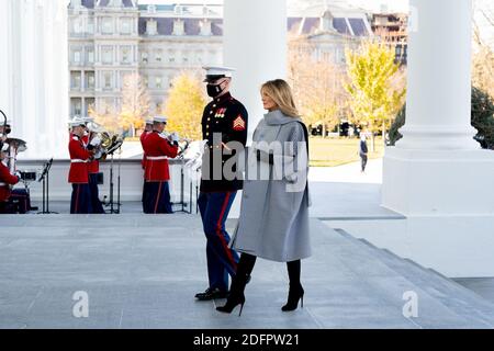 Washington, Vereinigte Staaten Von Amerika. November 2020. First Lady Melania Trump wird am Montag, den 23. November 2020, nach Erhalt des Weihnachtsbaums des Weißen Hauses von einer US-Marine zum Nordportikus-Eingang des Weißen Hauses begleitet. Personen: First Lady Melania Trump Kredit: Storms Media Group/Alamy Live News Stockfoto