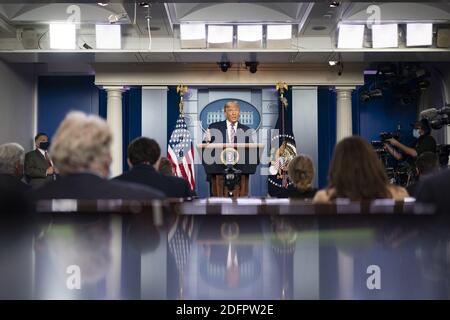 Washington, Vereinigte Staaten Von Amerika. November 2020. Präsident Donald J. Trump hält Bemerkungen während einer Pressekonferenz am Donnerstag, den 5. November 2020, im James S. Brady Press Briefing Room des Weißen Hauses. Personen: Präsident Donald Trump Kredit: Storms Media Group/Alamy Live News Stockfoto