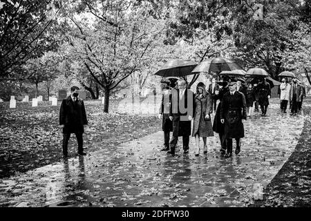 Arlington, Vereinigte Staaten Von Amerika. November 2020. Präsident Donald J. Trump und First Lady Melania Trump werden von US Army Maj. General Omar Jones eskortiert, während sie die National Veterans Day Observanz verlassen Mittwoch, 11. November 2020, auf dem Arlington National Cemetery in Arlington, Virginia.Menschen: Präsident Donald J. Trump und First Lady Melania Trump Kredit: Storms Media Group/Alamy Live News Stockfoto