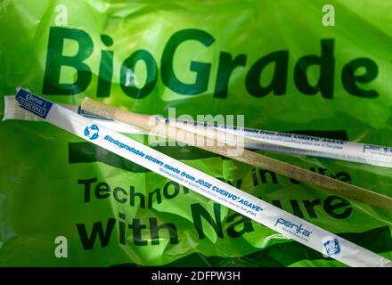 Biologisch abbaubare Strohhalme aus Jose Cuervo Agave mit einem Biograde Müllbeutel, USA Stockfoto