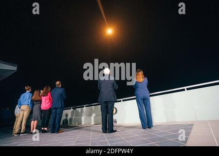 Vice President Mike Pence und Second Lady Karen Pence applaudieren, während sie den Start von NASAÕs SpaceX Crew-1 am Sonntag, 15. November 2020, im Kennedy Space Center Operational Support Building in Cape Canaveral, FLA Personen: Vice President Mike Pence und Second Lady Karen Pence Kredit: Storms Media Group/Alamy Live News Stockfoto