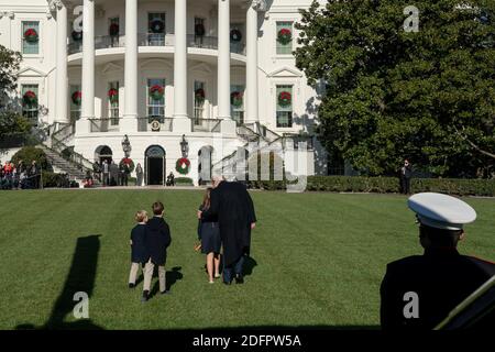 Washington, Vereinigte Staaten Von Amerika. November 2020. Präsident Donald J. Trump, zusammen mit den Enkeln Arabella, Joseph und Theodore Kushner, geht über den South Lawn des Weißen Hauses, nachdem er Marine an einem Sonntag, dem 29. November 2020, ausschifft hat und seine Reise nach Camp David nahe Thurmont, MD, abschließt.Personen: Präsident Donald Trump Kredit: Storms Media Group/Alamy Live News Stockfoto