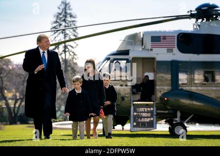 Washington, Vereinigte Staaten Von Amerika. November 2020. Präsident Donald J. Trump, zusammen mit den Enkeln Arabella, Joseph und Theodore Kushner, geht über den South Lawn des Weißen Hauses, nachdem er Marine an einem Sonntag, dem 29. November 2020, ausschifft hat, und schließt ihre Reise nach Camp David in der Nähe von Thurmont, MD Personen: Präsident Donald Trump Kredit: Storms Media Group/Alamy Live News Stockfoto