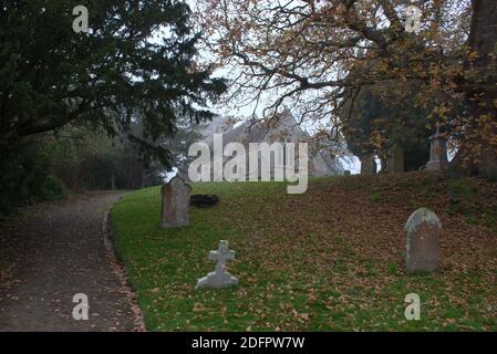 St. George's Church Gebäude und Friedhof an einem nebligen Tag im Winter, Crowhurst, Sussex, England, Großbritannien Stockfoto