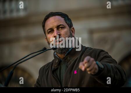 Barcelona, Spanien. Dezember 2020. SANTIAGO ABASCAL, Präsident der spanischen Rechtspartei VOX, hält eine Rede während einer Kundgebung vor der katalanischen Regierung am spanischen Verfassungstag. Quelle: Matthias Oesterle/Alamy Live News Stockfoto