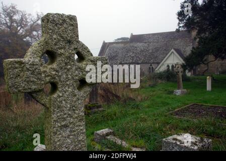 St. George's Church Gebäude und Friedhof an einem nebligen Tag im Winter, Crowhurst, Sussex, England, Großbritannien Stockfoto