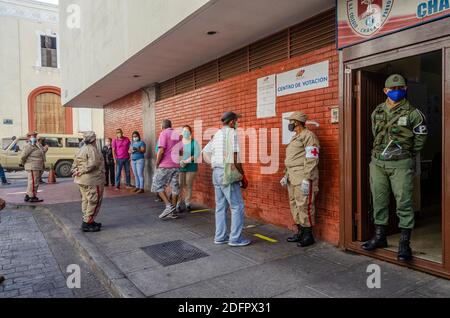 Wahlzentren, mit knapper Beteiligung ist das Hauptmerkmal der Parlamentswahlen von Nicolas Maduro Regierung, wo die meisten der Stockfoto