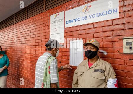 Wahlzentren, mit knapper Beteiligung ist das Hauptmerkmal der Parlamentswahlen von Nicolas Maduro Regierung, wo die meisten der Stockfoto