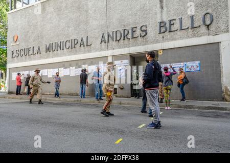 Wahlzentren, mit knapper Beteiligung ist das Hauptmerkmal der Parlamentswahlen von Nicolas Maduro Regierung, wo die meisten der Stockfoto