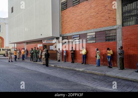 Wahlzentren, mit knapper Beteiligung ist das Hauptmerkmal der Parlamentswahlen von Nicolas Maduro Regierung, wo die meisten der Stockfoto