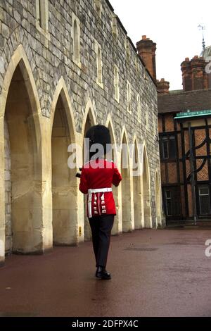 Britische Kaisergarde vor dem Wachzimmer im Schloss Windsor. Windsor, Berkshire, England, Großbritannien. Stockfoto