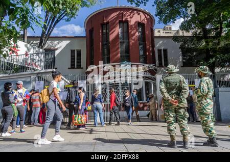 Wahlzentren, mit knapper Beteiligung ist das Hauptmerkmal der Parlamentswahlen von Nicolas Maduro Regierung, wo die meisten der Stockfoto