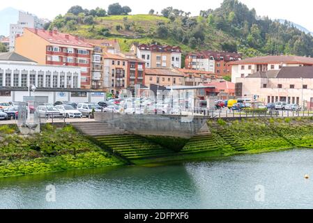 Ribadesella, Asturien, Spanien : 2019 Mai 07: Ribadesella Dorf Luftaufnahme in Asturien von Spanien im Sommer. Stockfoto