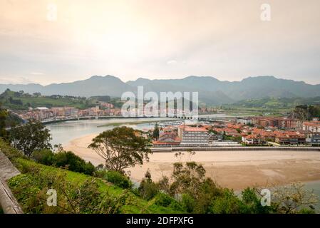 Ribadesella village Luftaufnahme in Asturien in Spanien. Stockfoto