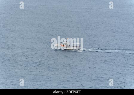 Ribadesella, Asturien, Spanien : 2019 Mai 07: Schiff in Ribadesella Dorf Luftaufnahme in Asturien von Spanien im Sommer. Stockfoto