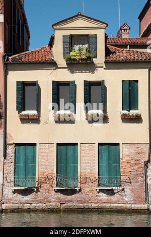 Gebäudefassade in der Stadt Venedig, Italien, Europa Stockfoto