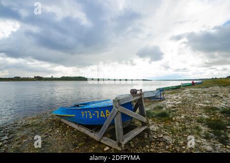 September 2020 - Rakula. Leere Dorfboote am Flussufer. Überqueren des Flusses. Russland, Archangelsk Region Stockfoto