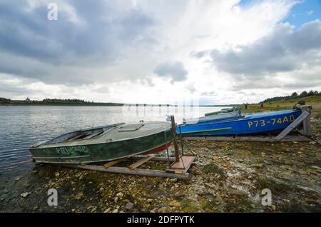 September 2020 - Rakula. Leere Dorfboote am Flussufer. Überqueren des Flusses. Russland, Archangelsk Region Stockfoto