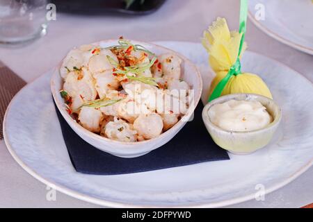 Knusprig gebratener Calamari mit Knoblauch und Zitronenmayonnaise Stockfoto