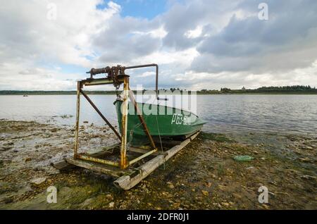 September 2020 - Rakula. Leere Dorfboote am Flussufer. Überqueren des Flusses. Russland, Archangelsk Region Stockfoto