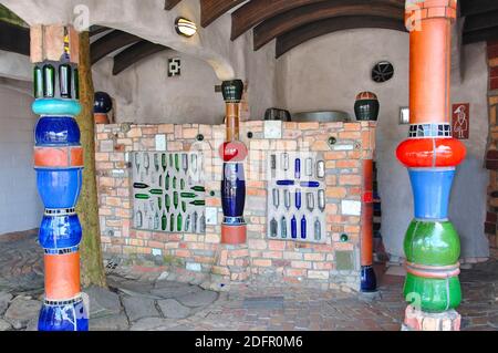 Eintritt in die Hundertwasser-WC-Gebäude, Gillies Street, Kawakawa, Region Northland, Nordinsel, Neuseeland Stockfoto