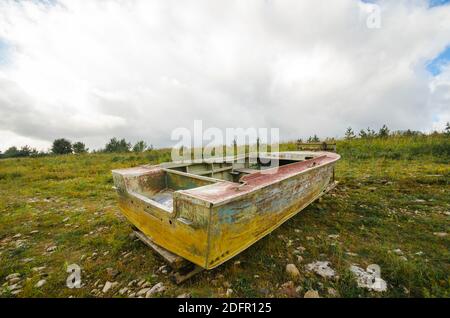 September 2020 - Rakula. Leere Dorfboote am Flussufer. Überqueren des Flusses. Russland, Archangelsk Region Stockfoto